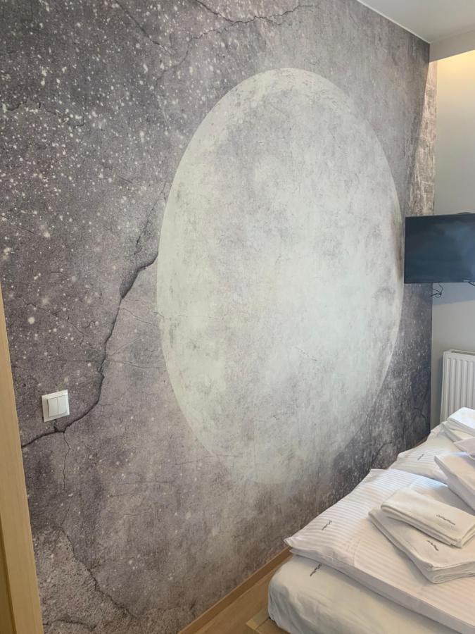 Huoneisto On The Moon *